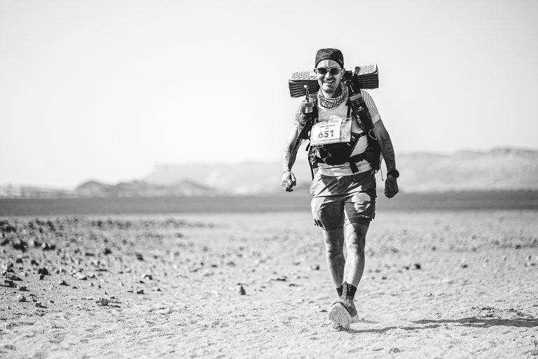 El Maratón des Sables es una exigente carrera por etapas considerada una de las carreras más duras del mundo, que desde el año 1986 organiza el francés Patrick Bauer en Marruecos. Tiene 250 kilómetros y dura 7 días. Hay 6 etapas: cinco etapas entre 20 y 40 kilómetros y una etapa de unos 80 kilómetros.